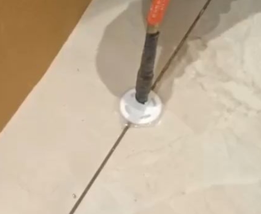 无极瓷砖空鼓维修公司专业解答瓷砖在铺贴过程中，如果没有涂抹均匀到位的粘结材料（如水泥砂浆或瓷砖胶），可能会导致以下问题